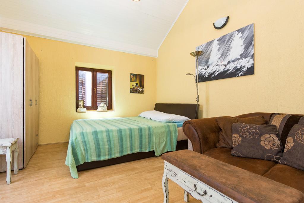 Yvonne Apartment Krk Town Bagian luar foto